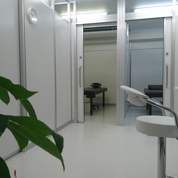 新宿にあるメンズ脱毛サロンVR脱毛は学割でさらにお得に脱毛できます